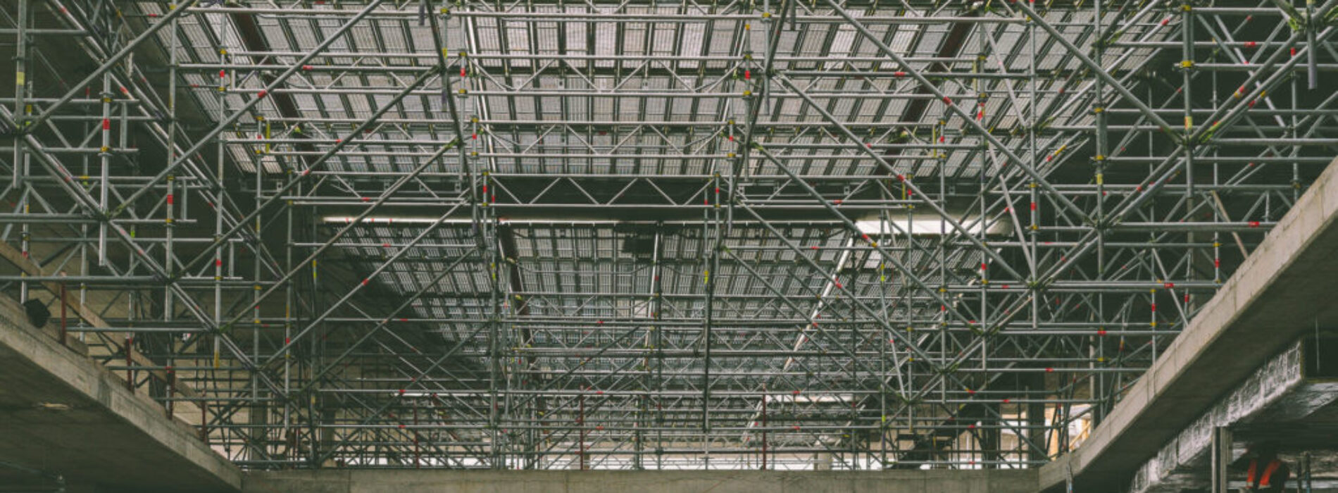 Najczęstsze błędy przy montażu rusztowań i jak ich unikać